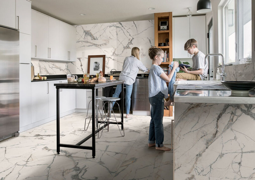 Интерьер с плиткой BLU AQ6 260 LP Imola Ceramica
