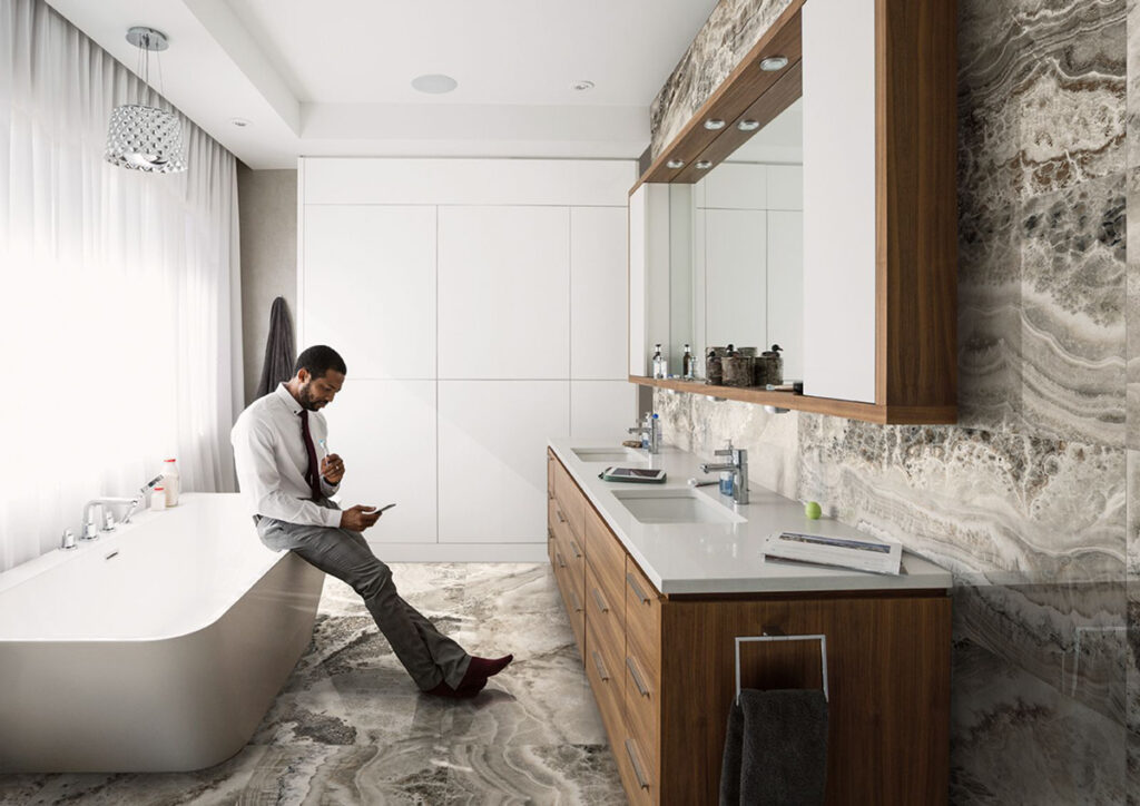 Интерьер с плиткой BLU AQ6 260 LP Imola Ceramica