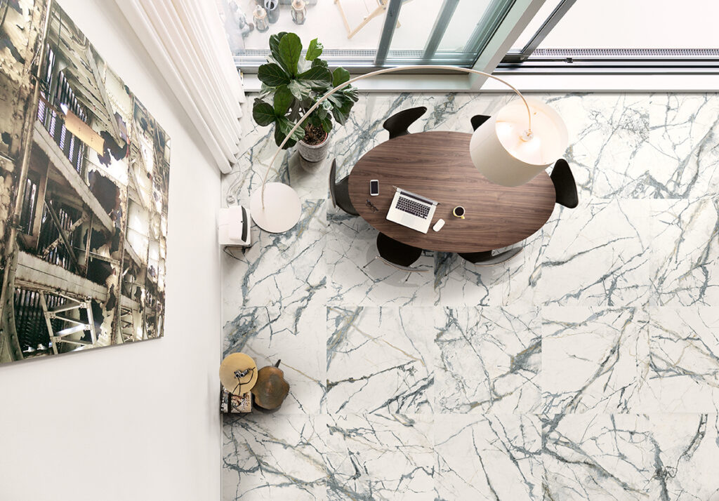 Интерьер с плиткой BLU AQ6 260 LP Imola Ceramica